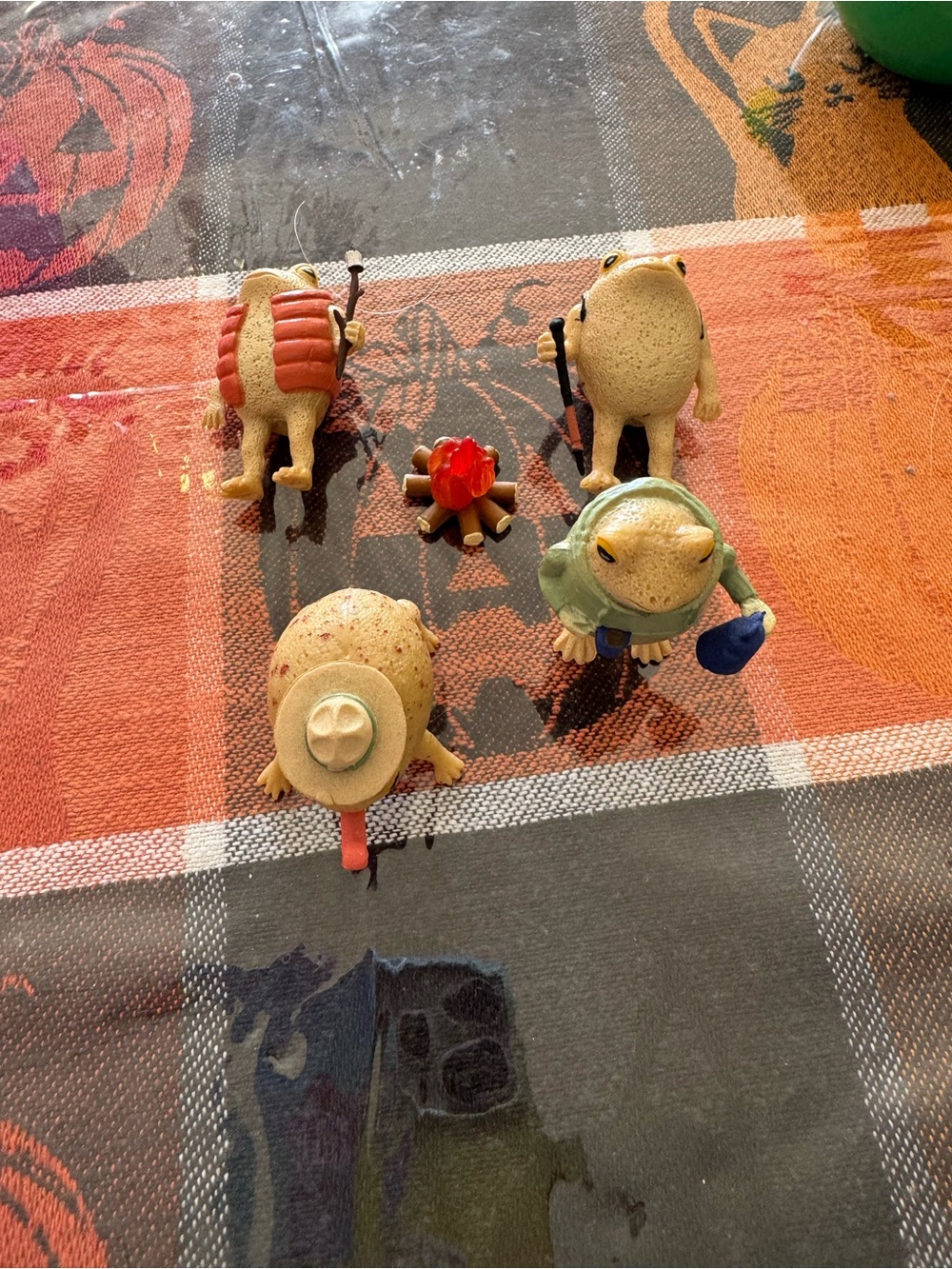 Archie McPhee camping frog figurines - no box like  new